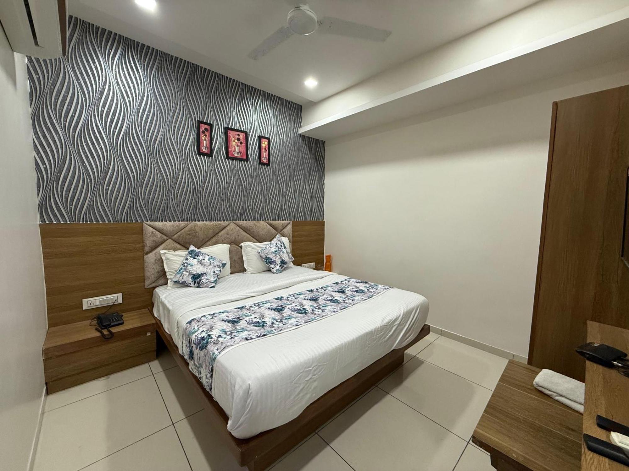 Hotelsuncity Inn Vadodara Exterior foto